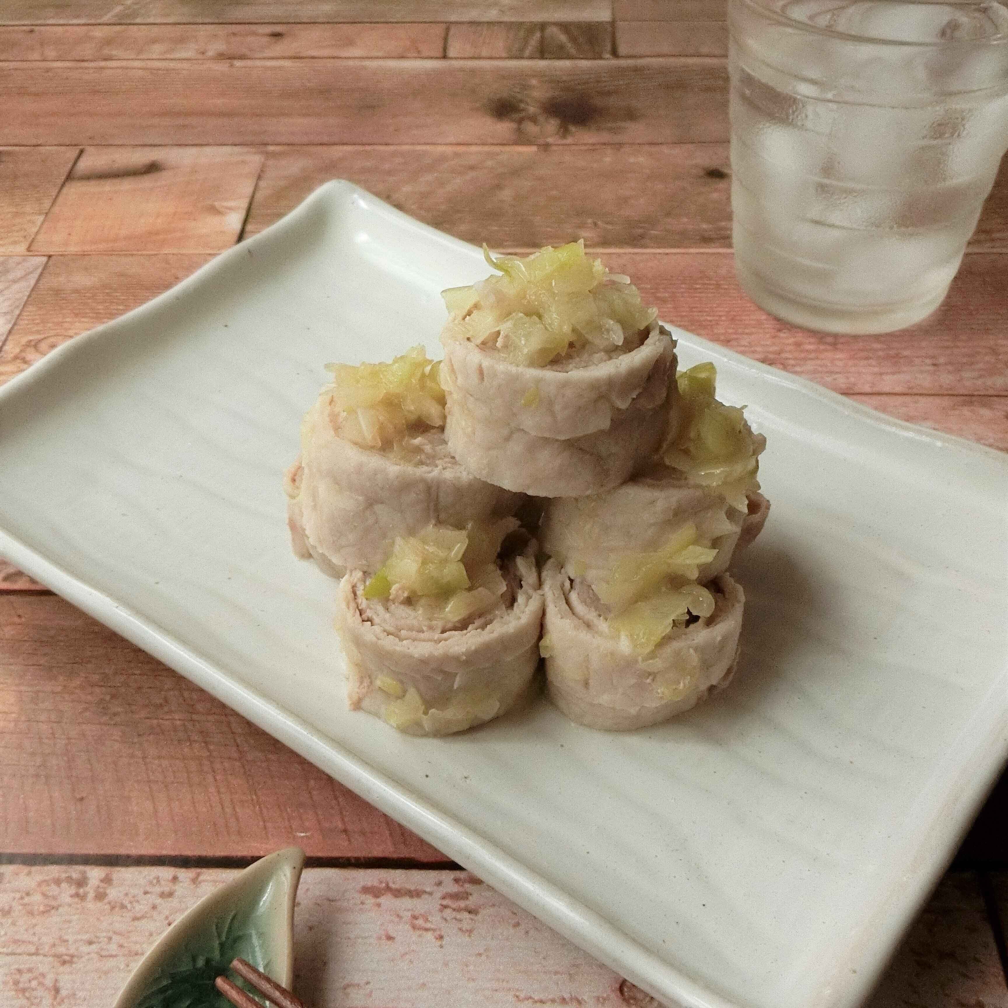 15分で完成！電子レンジで作れておかずにもおつまみにもぴったりな「豚スライスのネギだれロール」