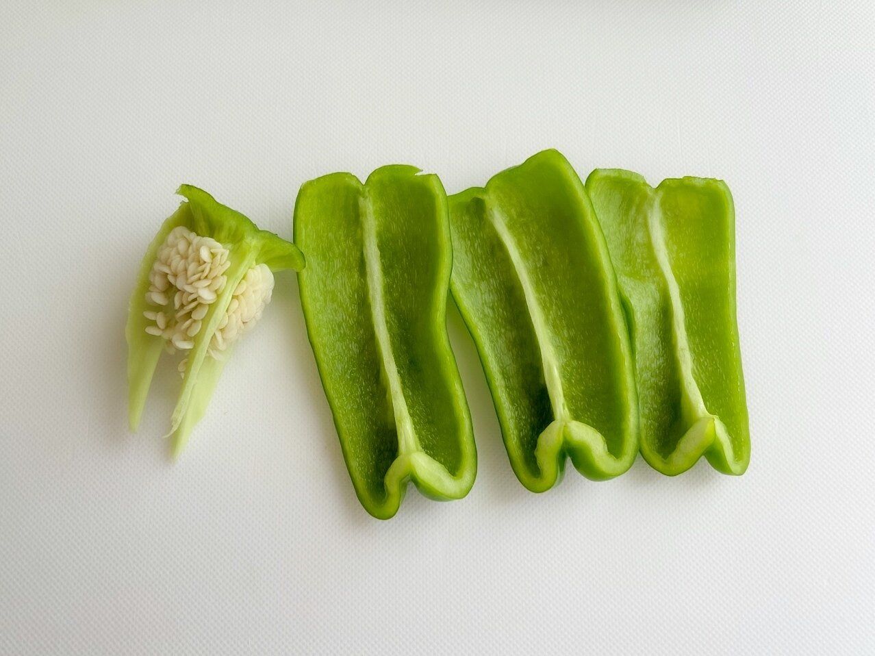 野菜のプロが教える「旬のピーマン」種をこぼさず、気持ちいいくらいキレイにとる方法