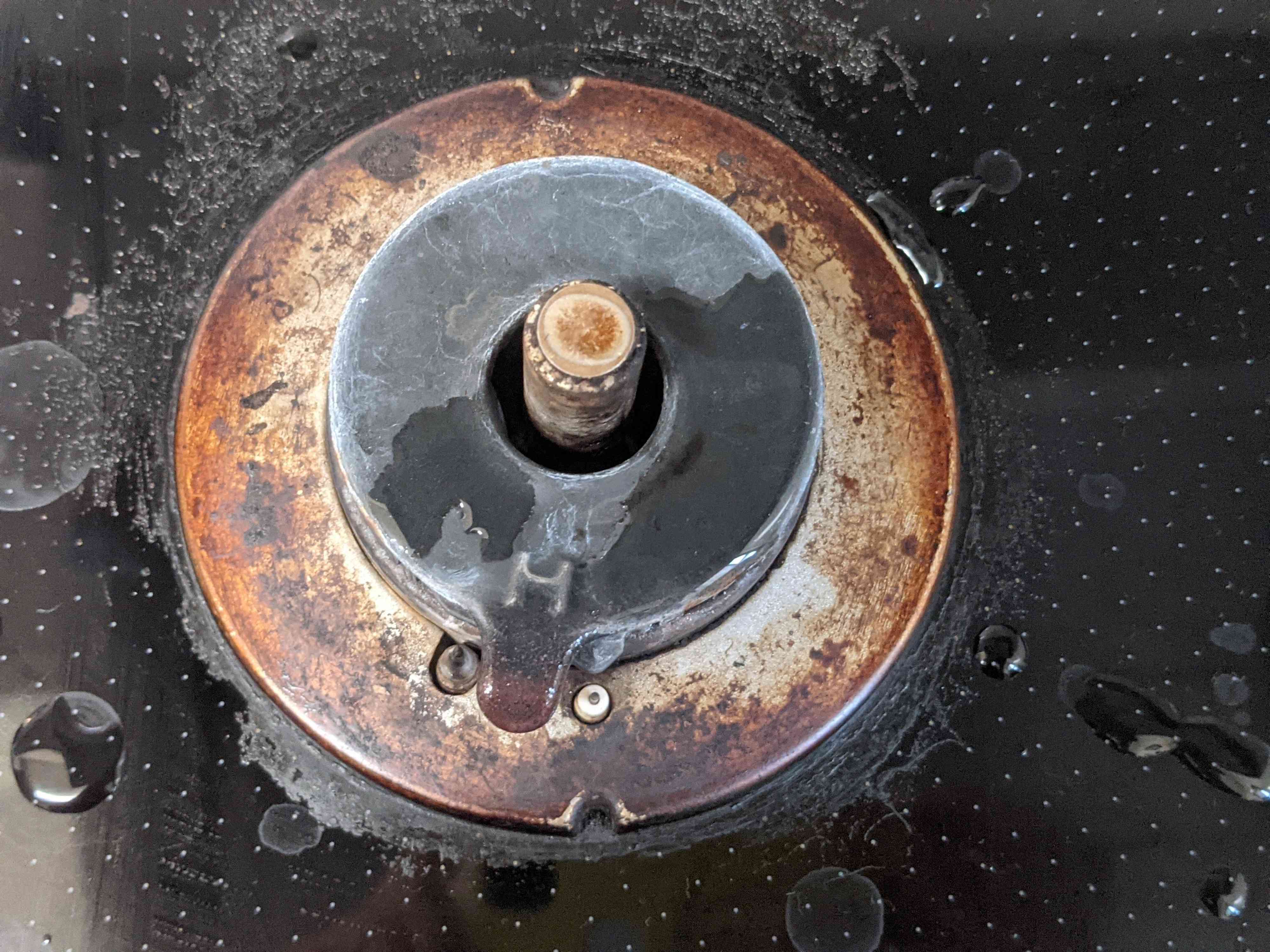 「2年間放置したコンロの焦げ付き」もスッキリ綺麗に！？ズボラ主婦を救ってくれた神アイテム！