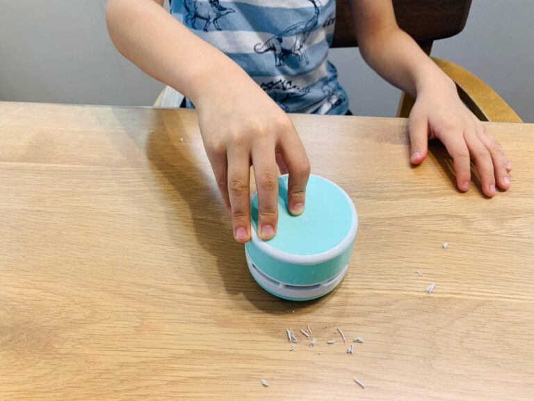 【消しゴムのカス問題解決】買って大正解！子どものリビング学習を助ける2つのアイテム