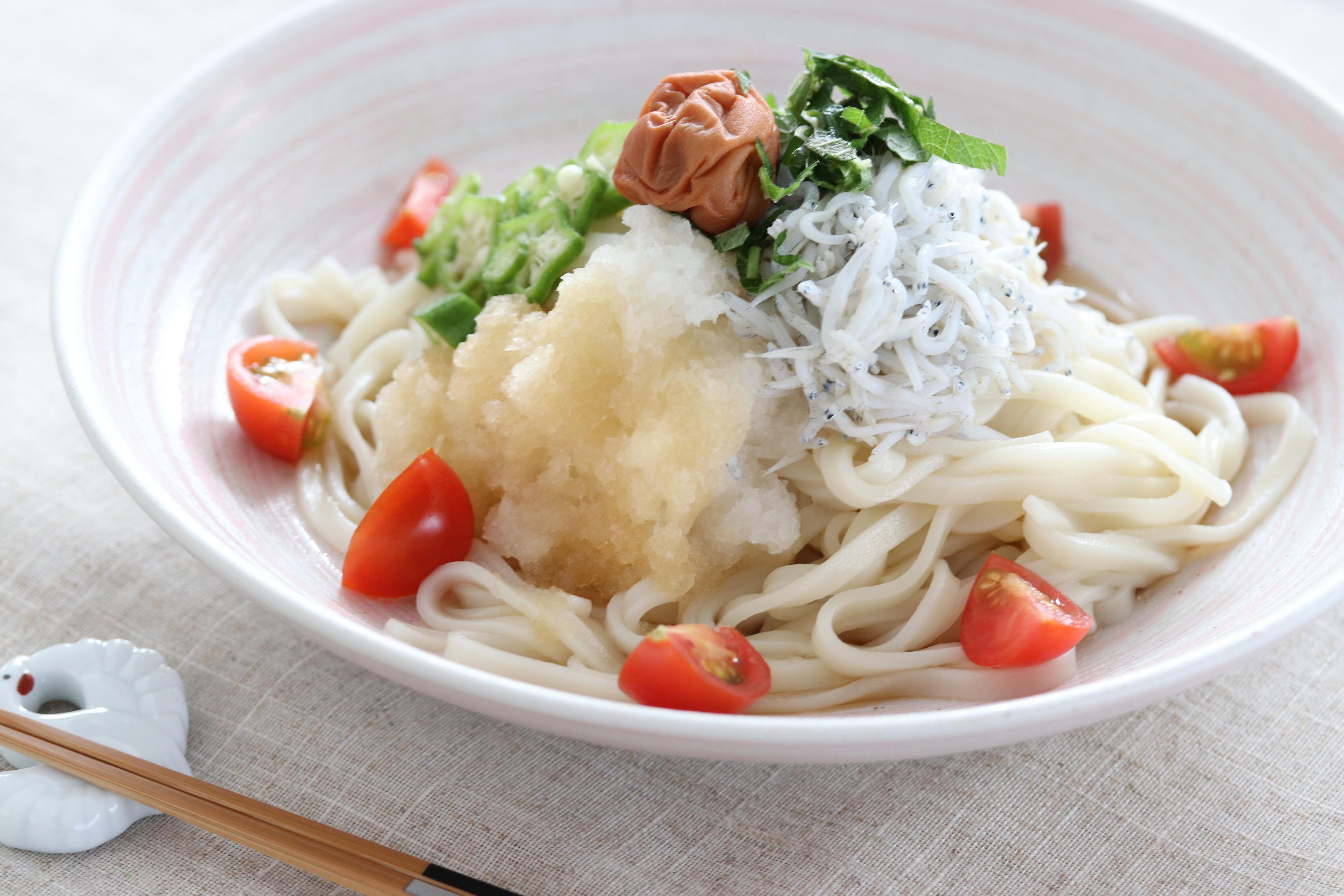全て切ってのせるだけ！暑い日に食べたい梅しらすうどん