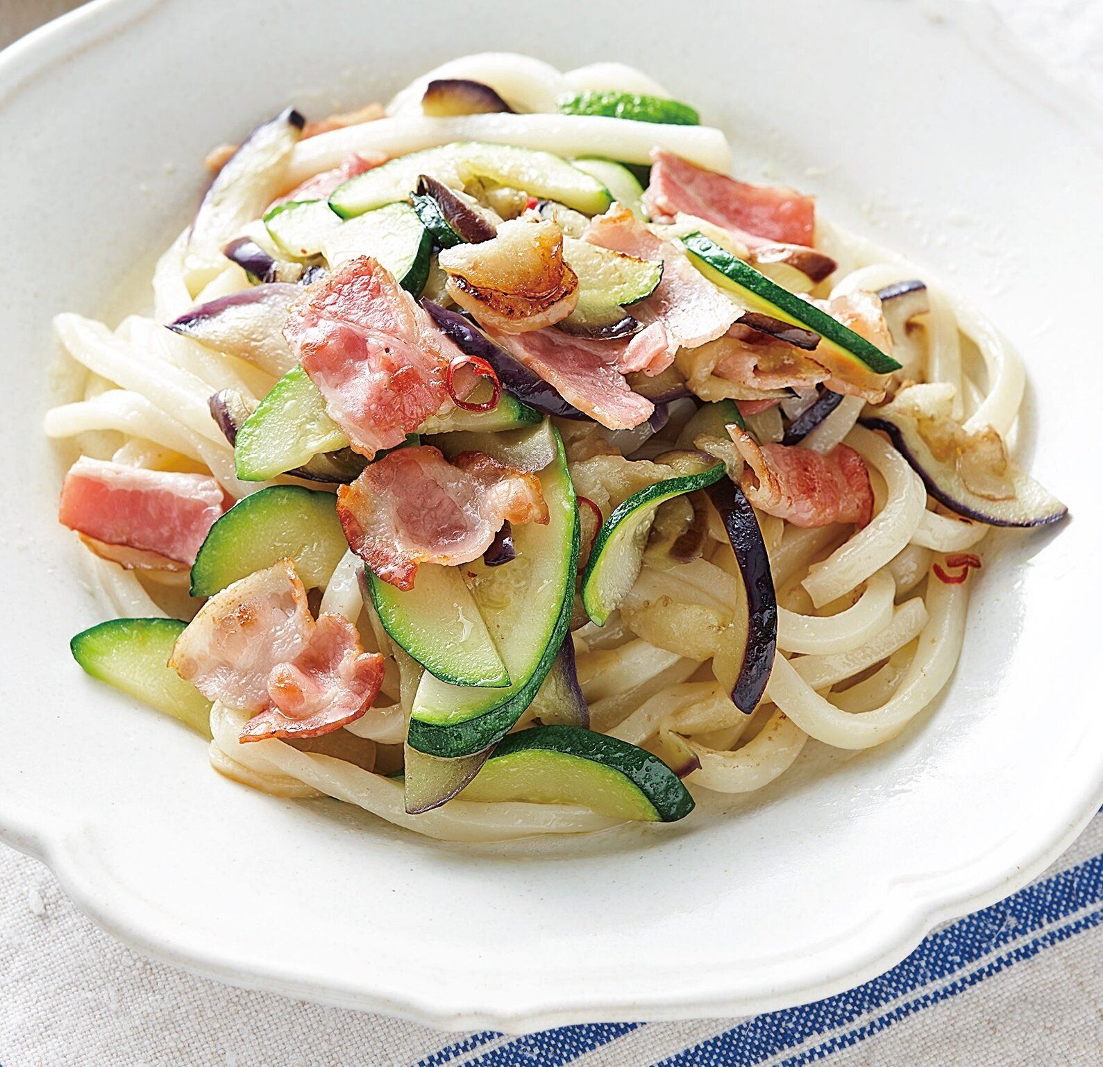 もっちり食感がくせになる！夏野菜のうどんペペロンチーノ