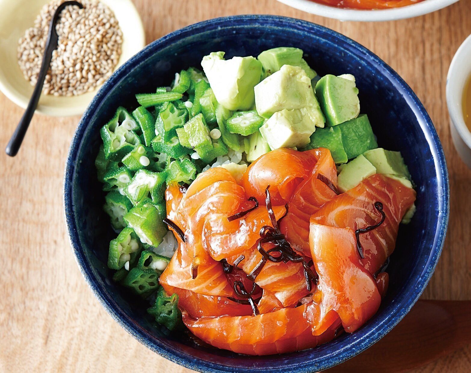 あっさり味だけど食べ応えバッチリ！サーモン漬けどんぶり
