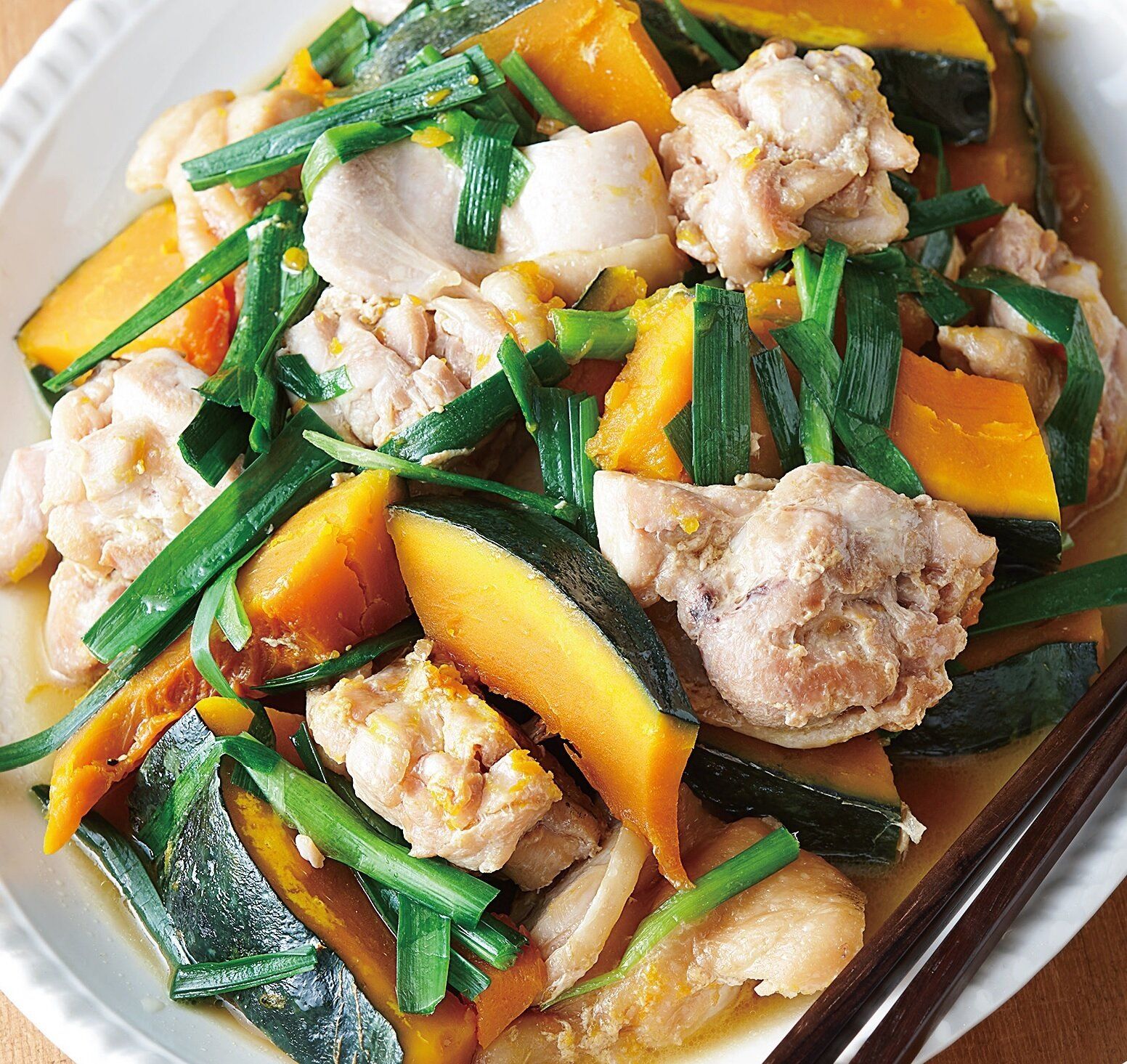 にらとバターでメリハリをつけて！鶏肉とかぼちゃのバターじょうゆ蒸し