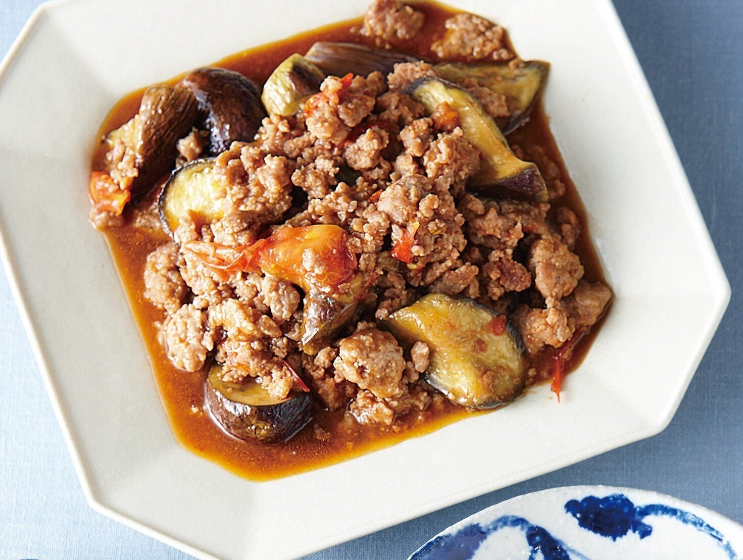うまみを吸ってご飯がどんどん進む味！トマト入り麻婆なす