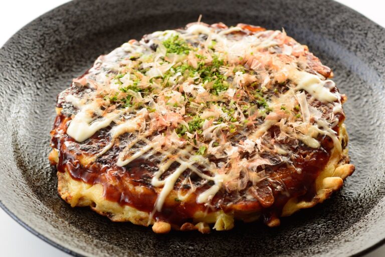 【管理栄養士監修】「お好み焼き」は太りやすい？気になるカロリーと炭水化物量まとめ
