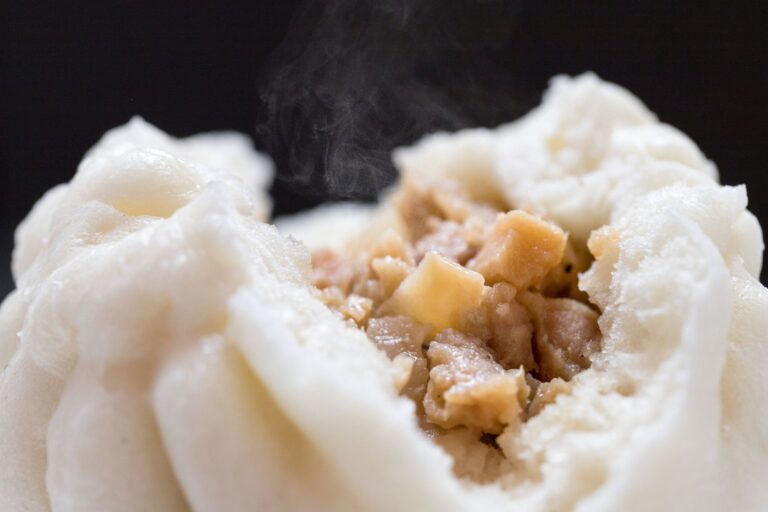 【管理栄養士監修】「肉まん」は太りやすい？気になるカロリーと炭水化物量まとめ