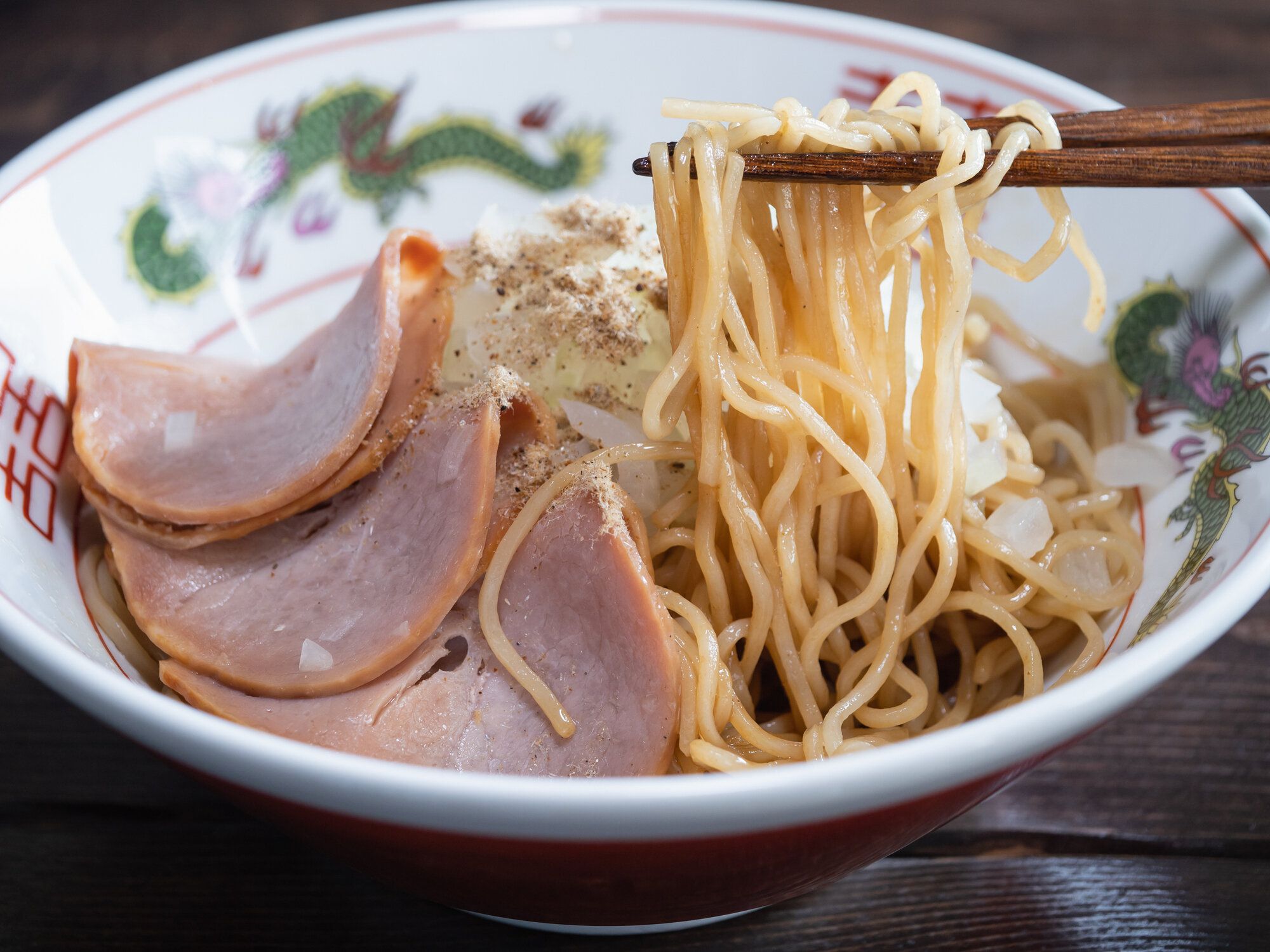 【管理栄養士監修】「油そば」は太りやすい？気になるカロリーと糖質量まとめ