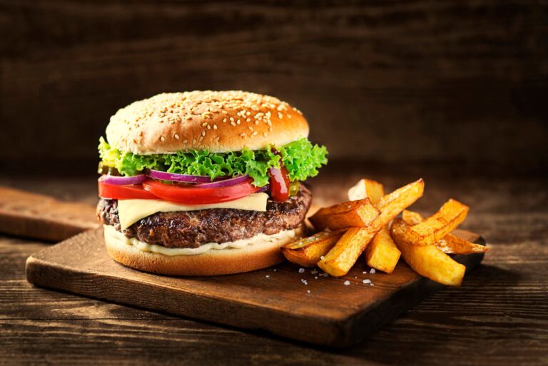 【管理栄養士監修】「ハンバーガー」は太りやすい？気になるカロリーと炭水化物量まとめ