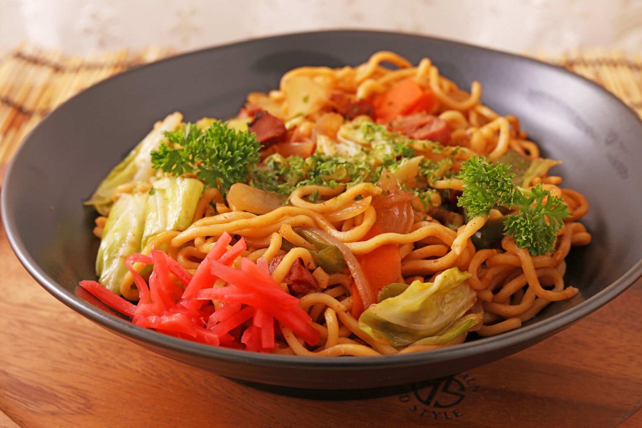 【管理栄養士監修】「焼きそば」は太りやすい？気になるカロリーと炭水化物量まとめ