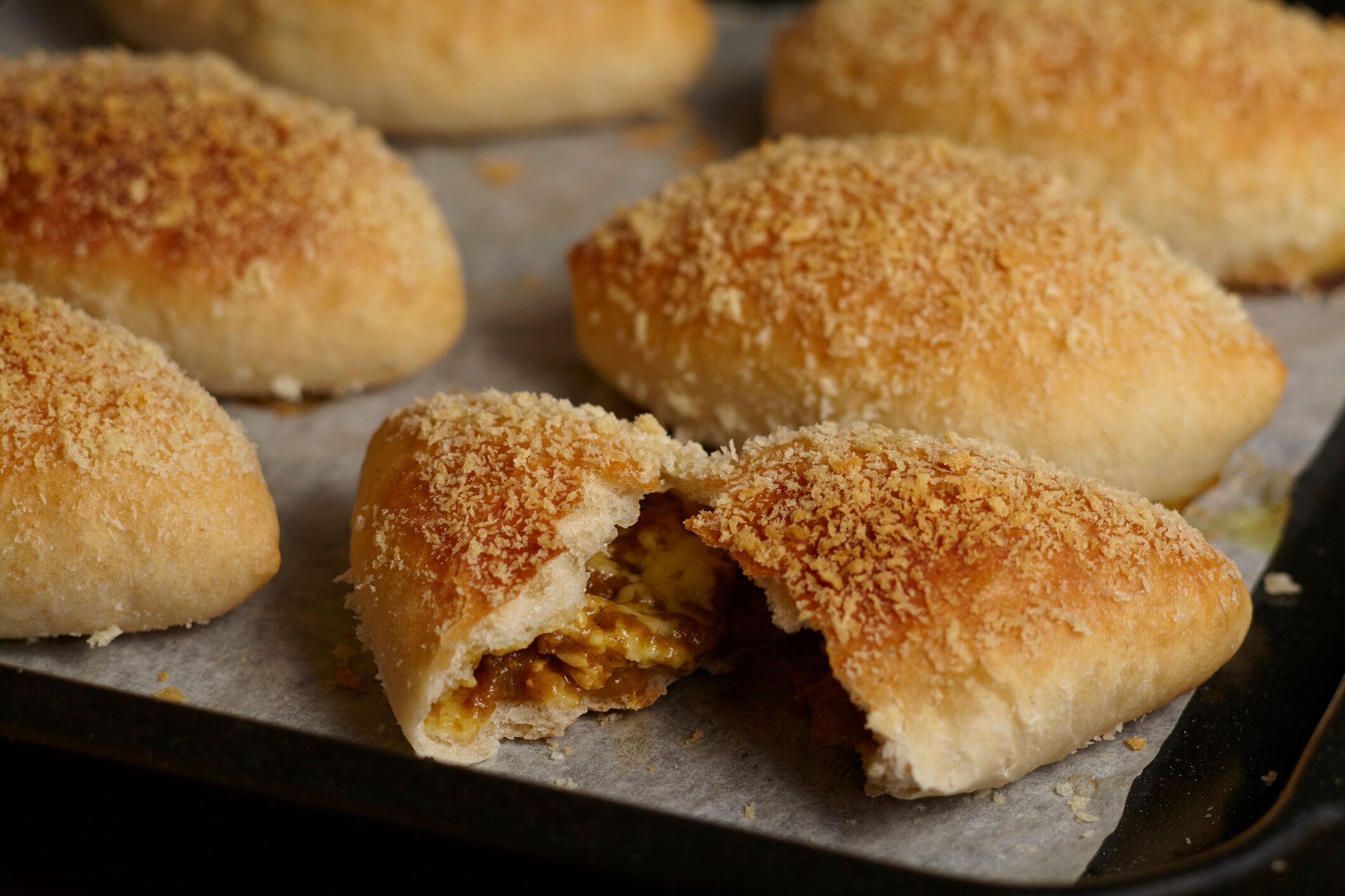 【管理栄養士監修】「カレーパン」は太りやすい？気になるカロリーと炭水化物量まとめ