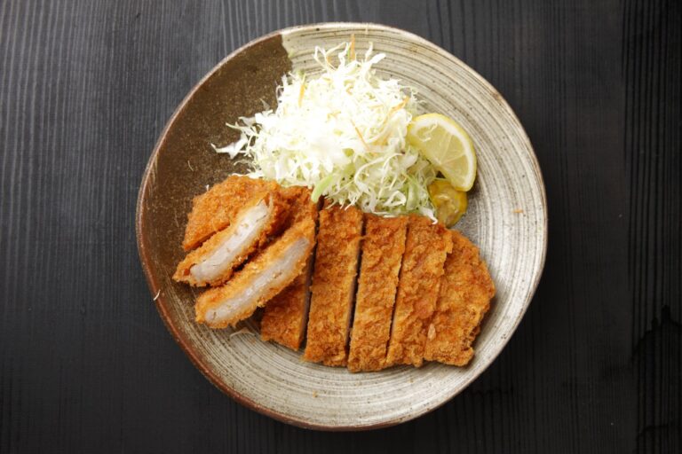 【管理栄養士監修】「とんかつ」は太りやすい？気になるカロリーと炭水化物量まとめ