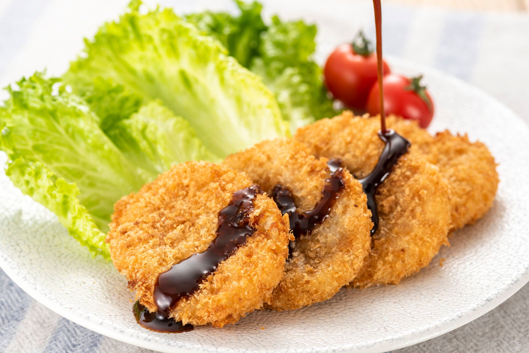 【管理栄養士監修】「メンチカツ」は太りやすい？気になるカロリーと炭水化物量まとめ