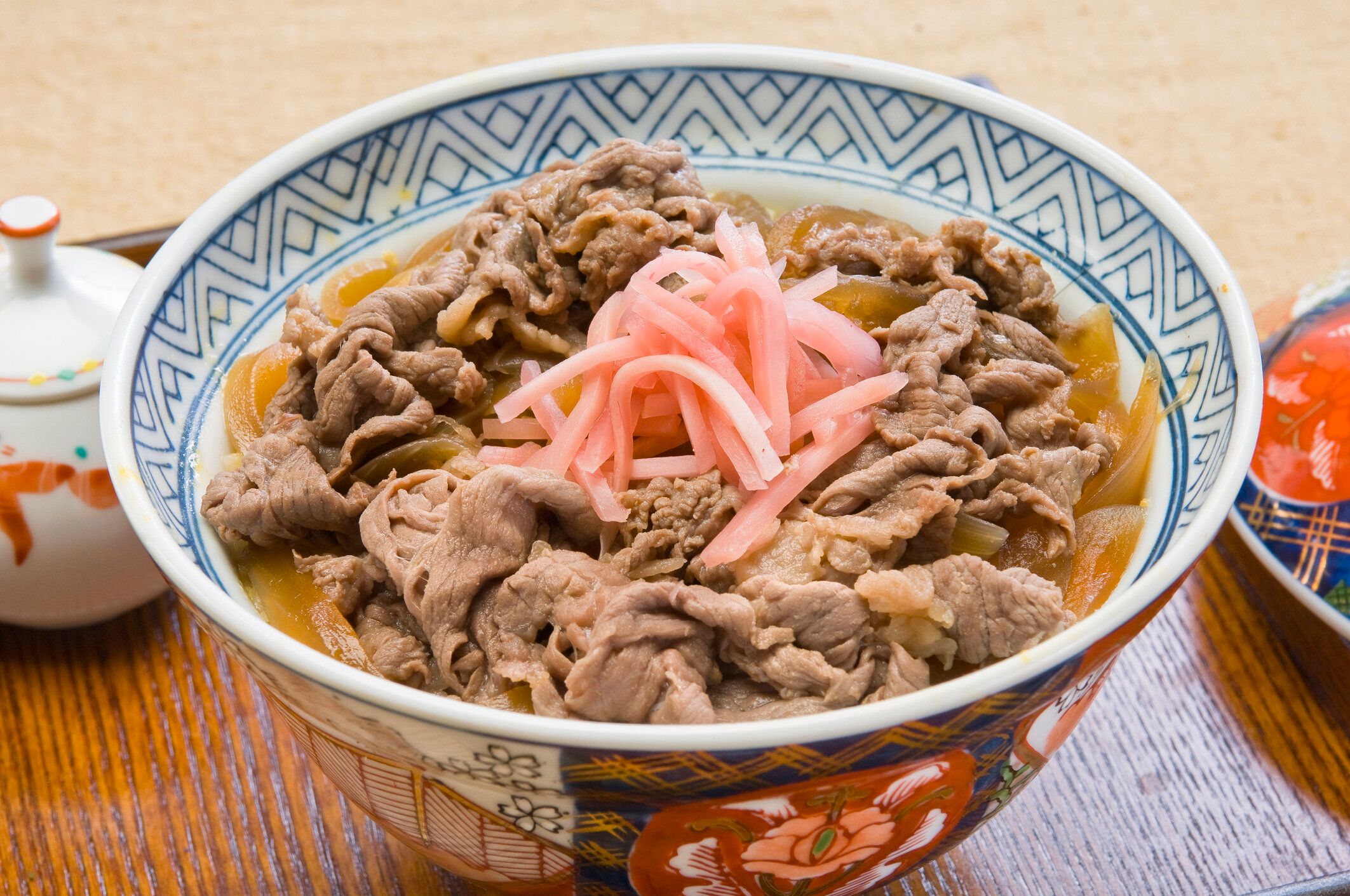 【管理栄養士監修】「牛丼」は太りやすい？気になるカロリーと炭水化物量まとめ