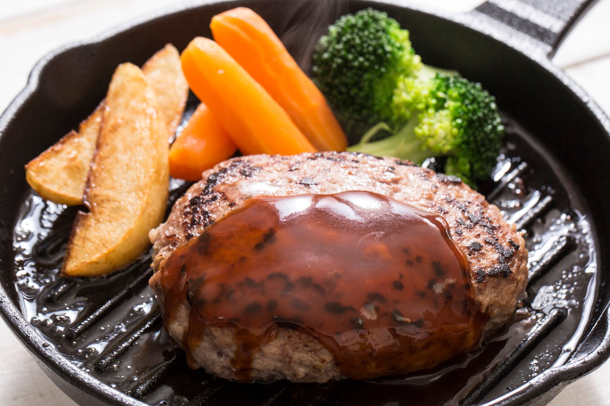 【管理栄養士監修】「ハンバーグ」は太りやすい？気になるカロリーと炭水化物量まとめ