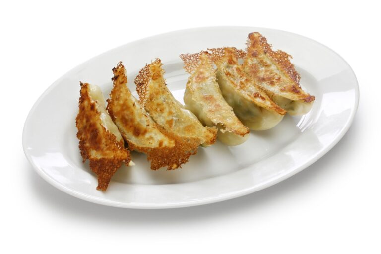 【管理栄養士監修】「餃子」は太りやすい？気になるカロリーと炭水化物量まとめ