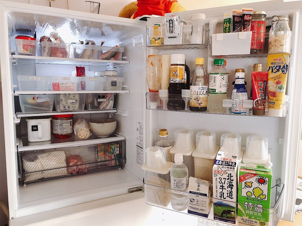 【100均】プロがオススメ！散らかりがちな冷蔵庫ドアポケットに便利な収納グッズ