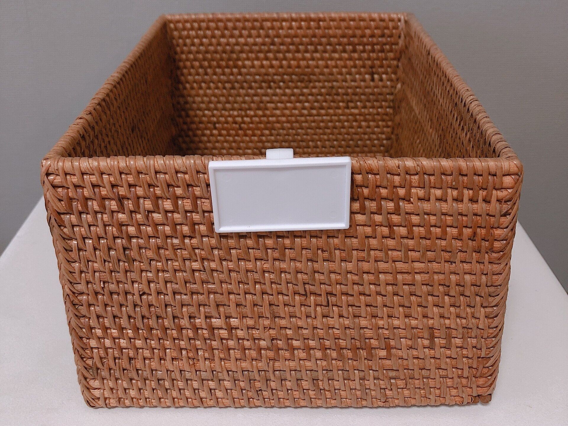 貼れなくても楽々ラベリング♪ラタンや布のボックスに「はさめるラベルプレート」