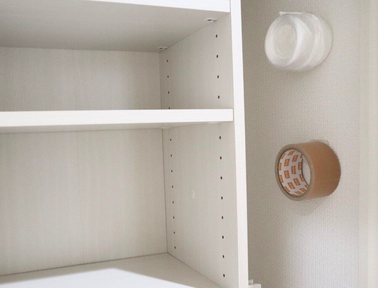 積み重ねがちなガムテープ収納に！コレを使って浮かせてみた！