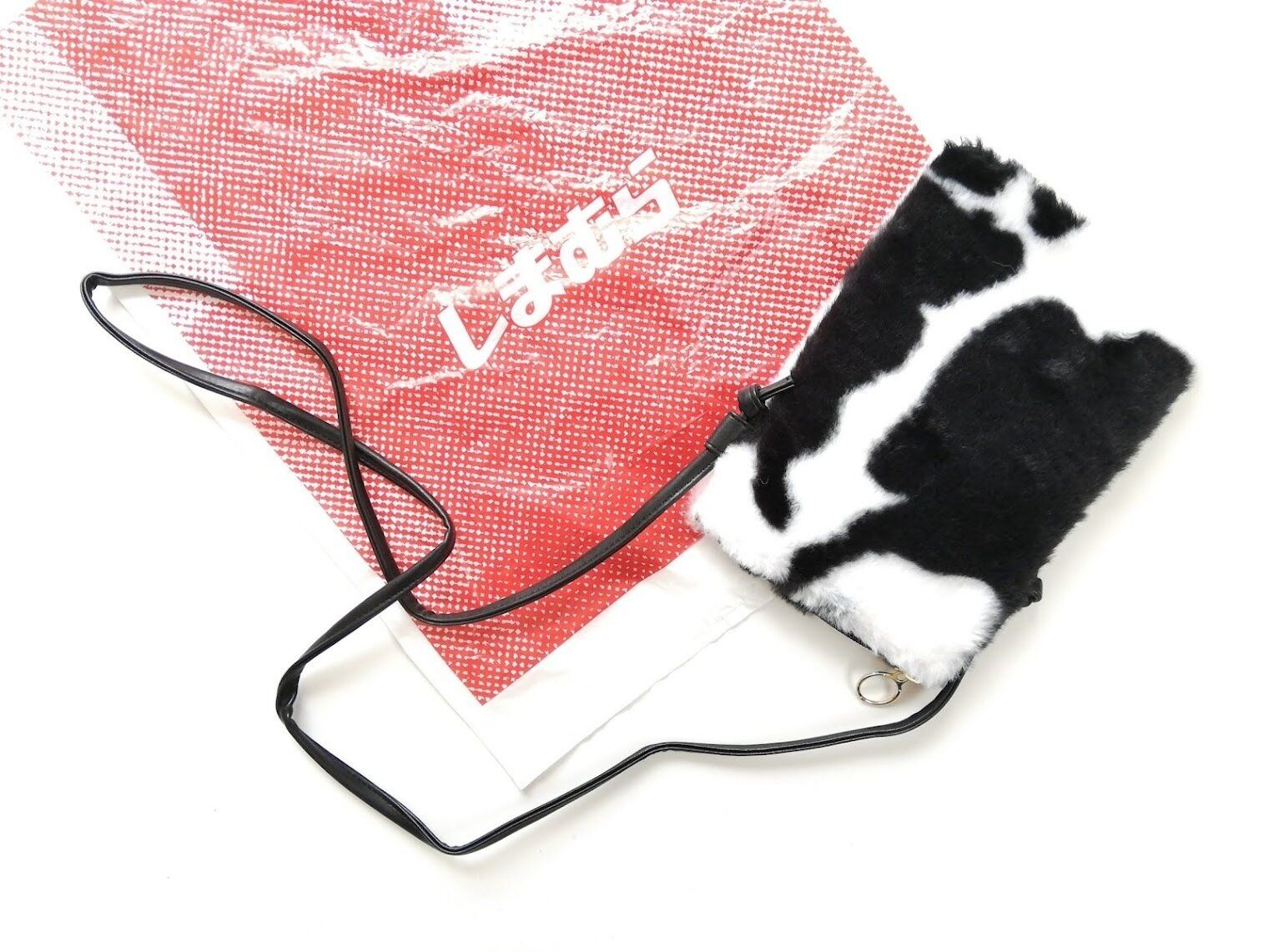 【しまむら】「牛柄」が旬なミニポシェット！979円でゲットできるふわふわ秋小物がイチオシ