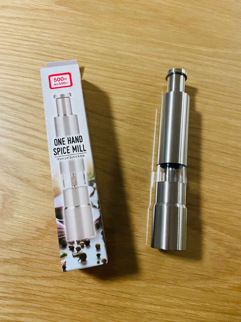 【ダイソー】これが550円！？あるだけでキッチンがレベルアップする片手で押すだけのペッパーミル