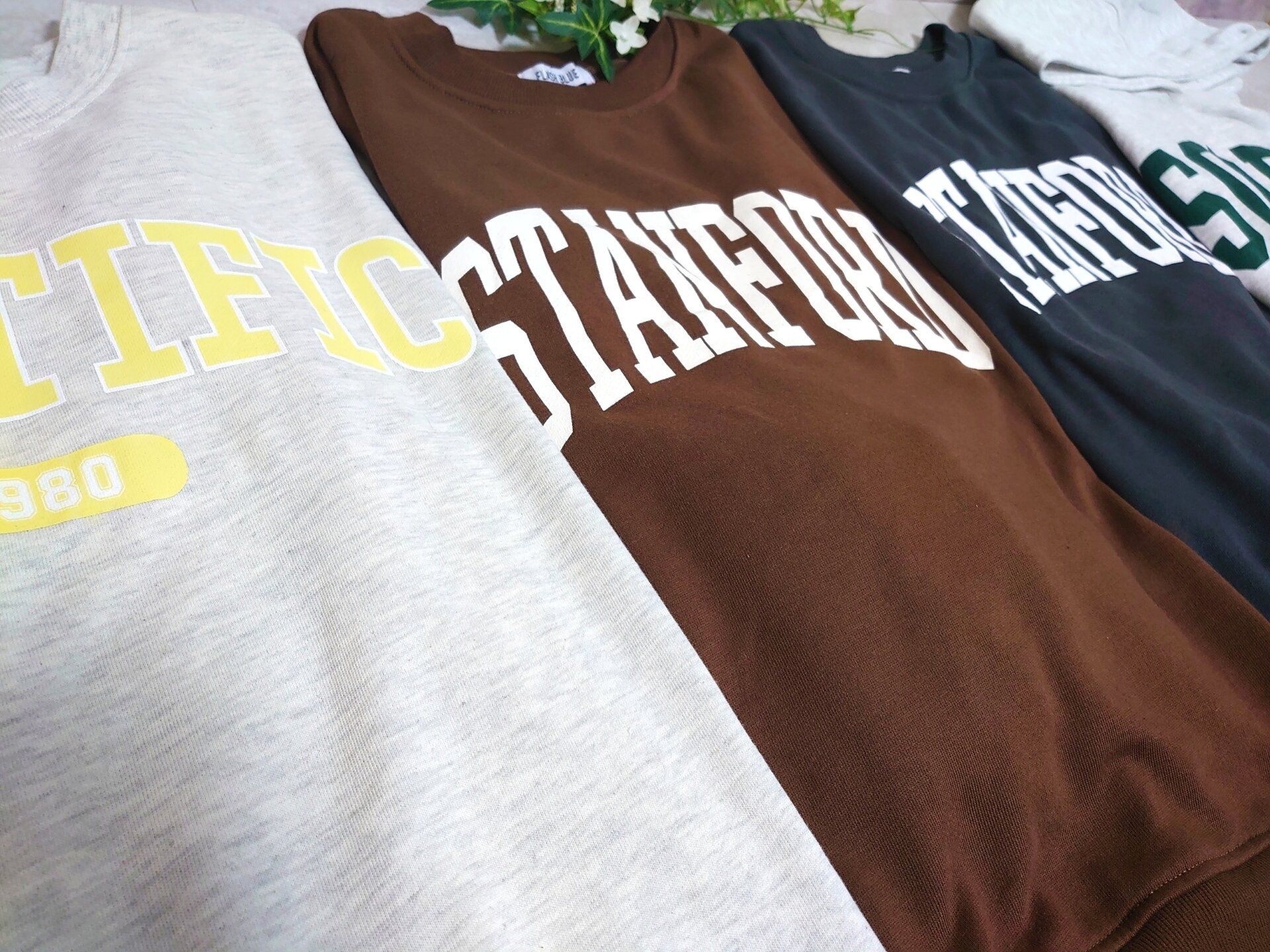 【しまむら】今後もトレンドが続く予感「カレッジロゴトップス」おすすめの着方は!?