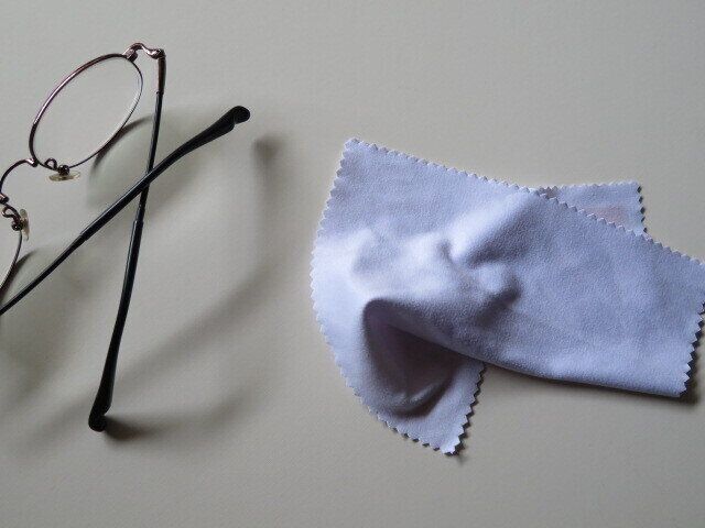 メガネっ子さんに朗報！持て余しがちなメガネふきで身近なものをピカピカに