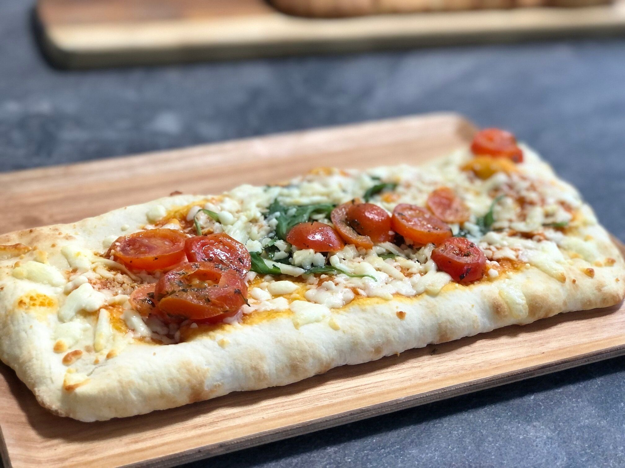 冷凍とは思えない！パリッとモチモチがおいしい成城石井のピザ3種をレビュー