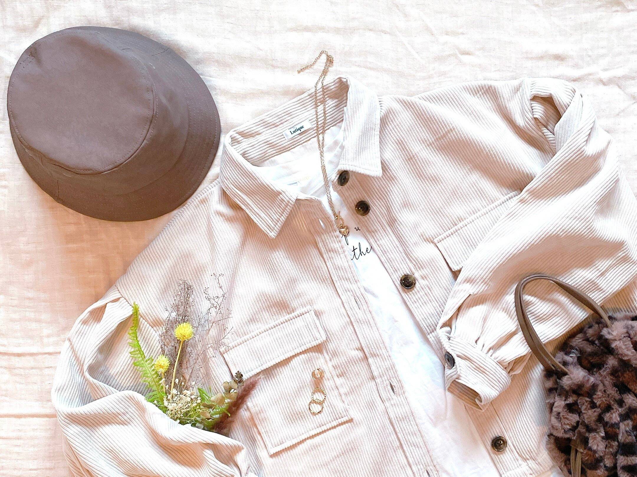 【しまむら】ショート丈がトレンド！絶対使えるコーデュロイシャツ