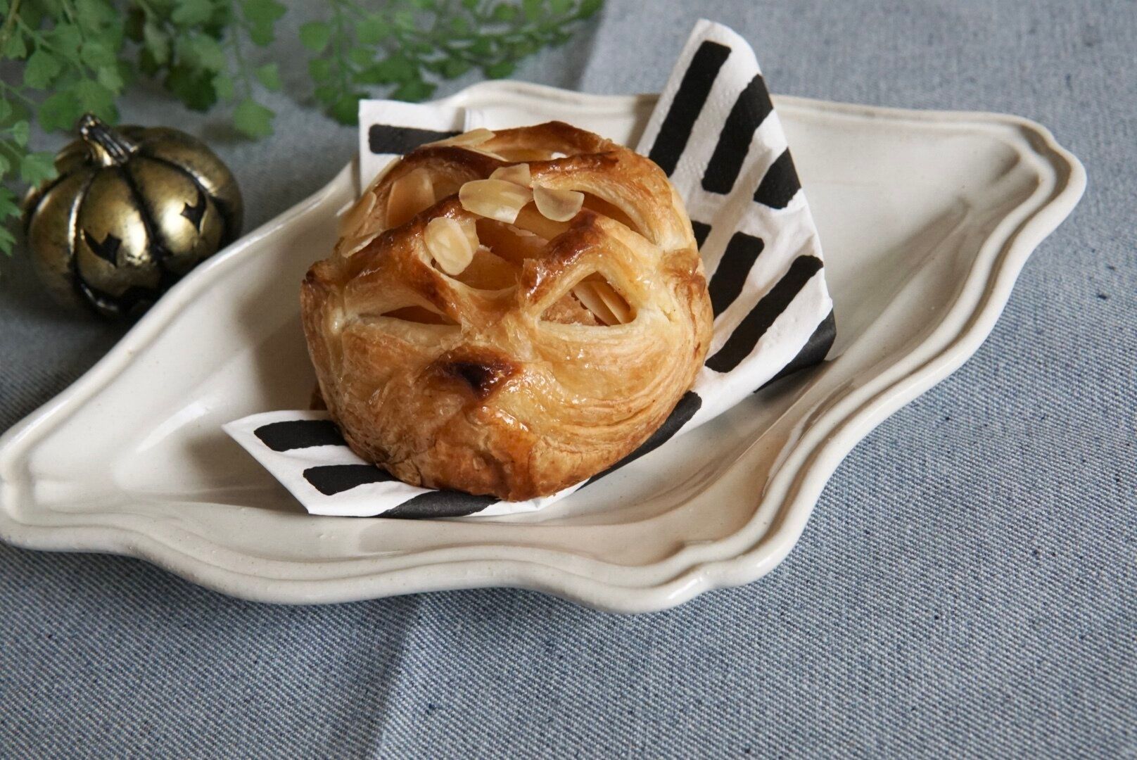 【ローソン】シャキッとりんごとカスタードの絶妙感溢れるアップルパイ！