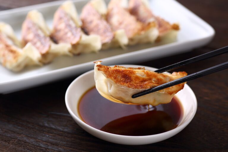 もう水はつけません！○○を使うだけで効率が2倍アップする「餃子の包み方」とは!?