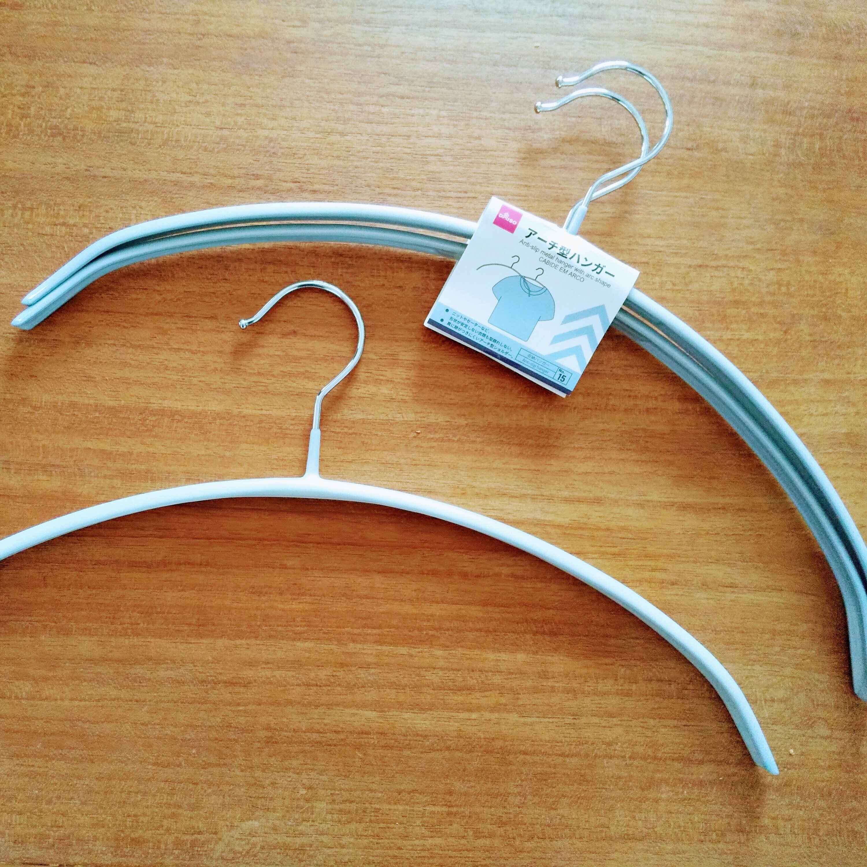 ダイソーのアーチ型ハンガーがアレにそっくり！なのに2本110円でコスパ最強！