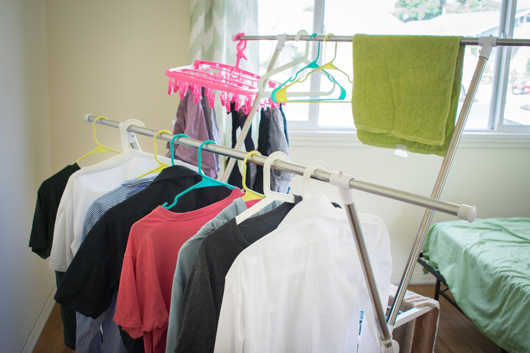 「部屋干し」の嫌なニオイ対策10選！部屋干しのメリットやおすすめアイテムも紹介