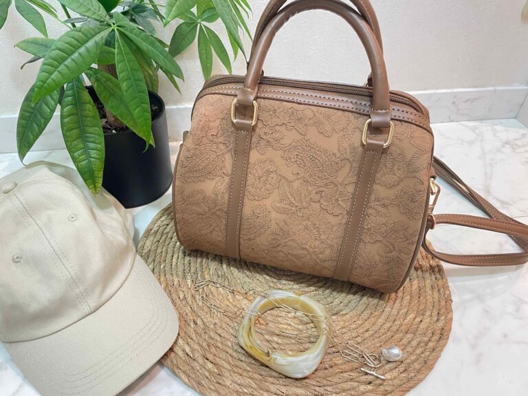 【しまむら】高見えなだけじゃない！2,000円以下で買えちゃうレース型押しボストンバッグ