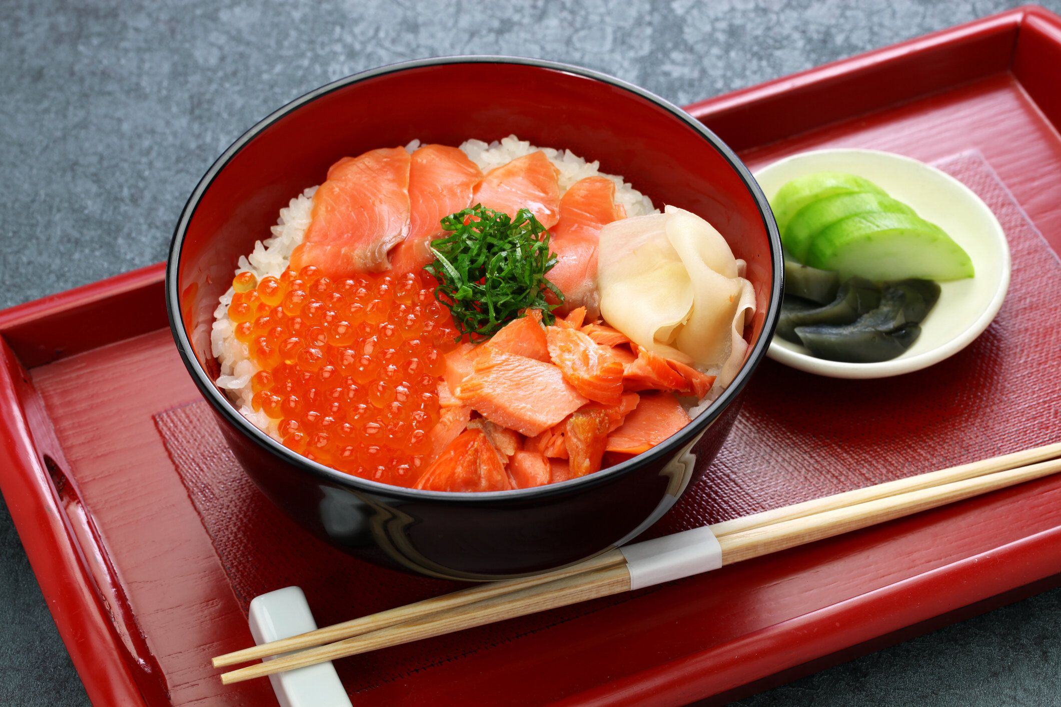 【管理栄養士監修】「海鮮丼」は太りやすい？気になるカロリーと炭水化物量まとめ