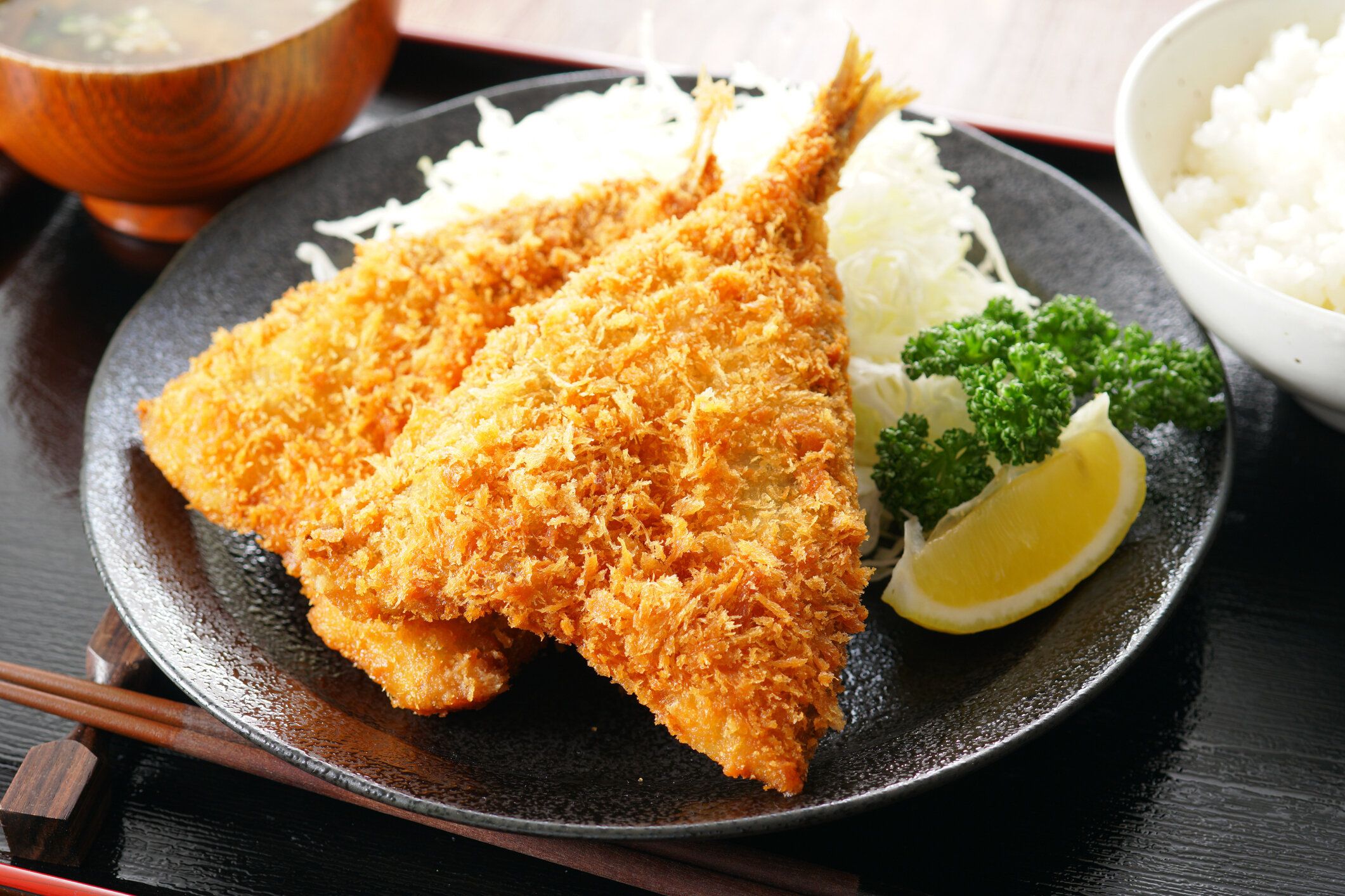 【管理栄養士監修】「アジフライ」は太りやすい？気になるカロリーと炭水化物量まとめ