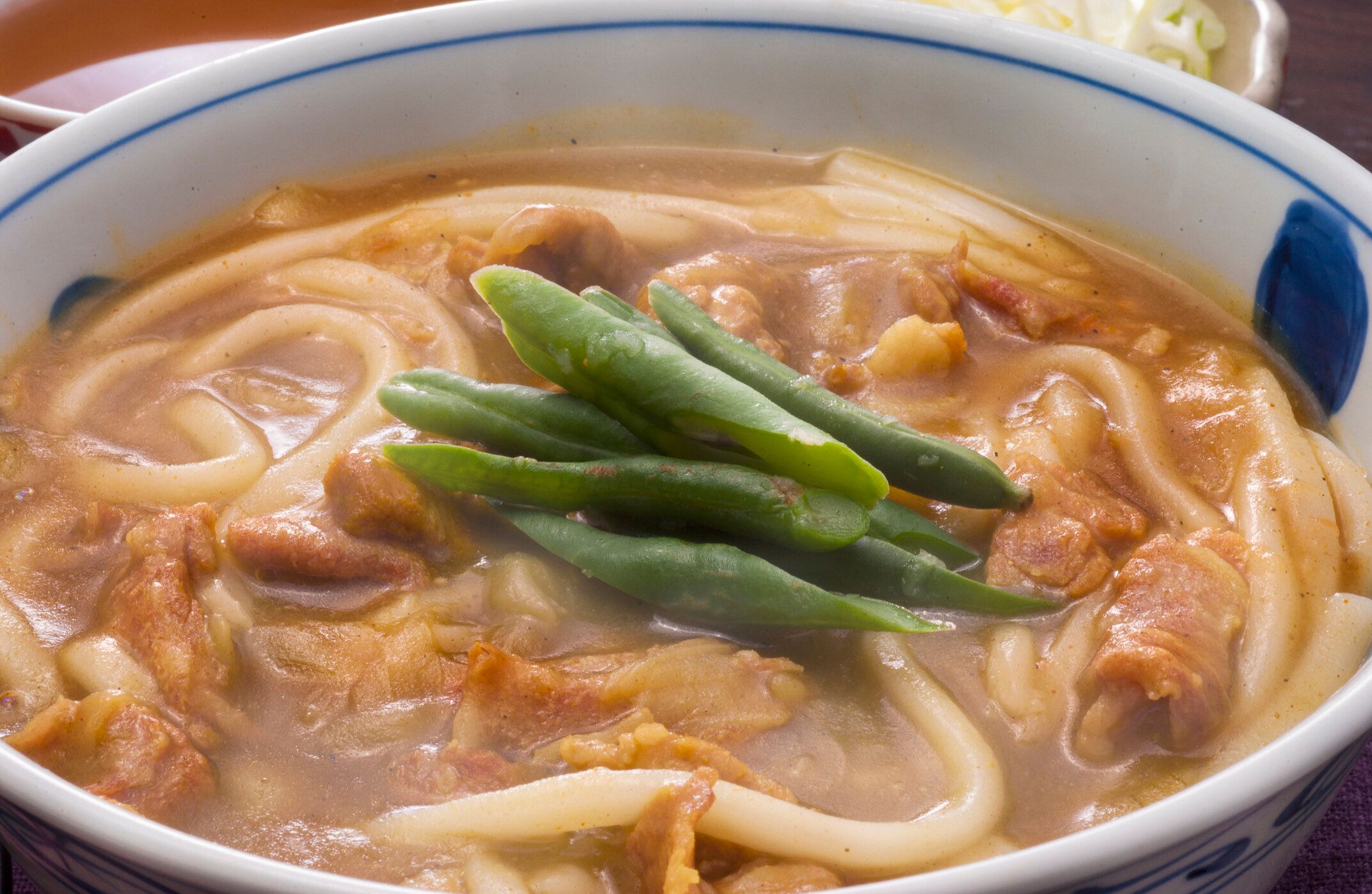 【管理栄養士監修】「カレーうどん」は太りやすい？気になるカロリーと炭水化物量まとめ