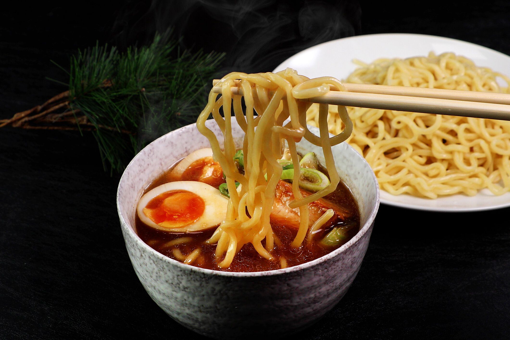【管理栄養士監修】「つけ麺」は太りやすい？気になるカロリーと炭水化物量まとめ