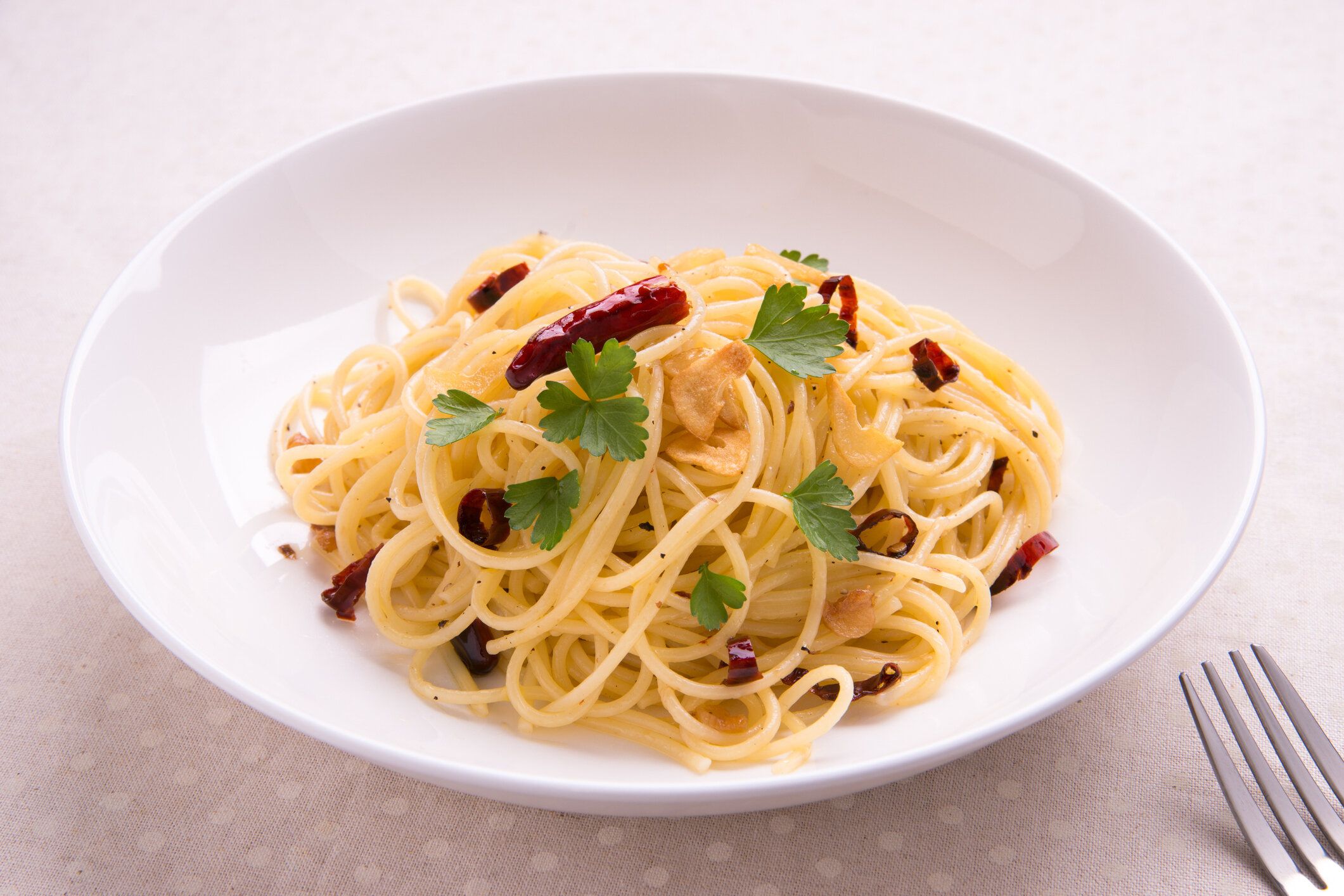 【管理栄養士監修】「ペペロンチーノ」は太りやすい？気になるカロリーと炭水化物量まとめ