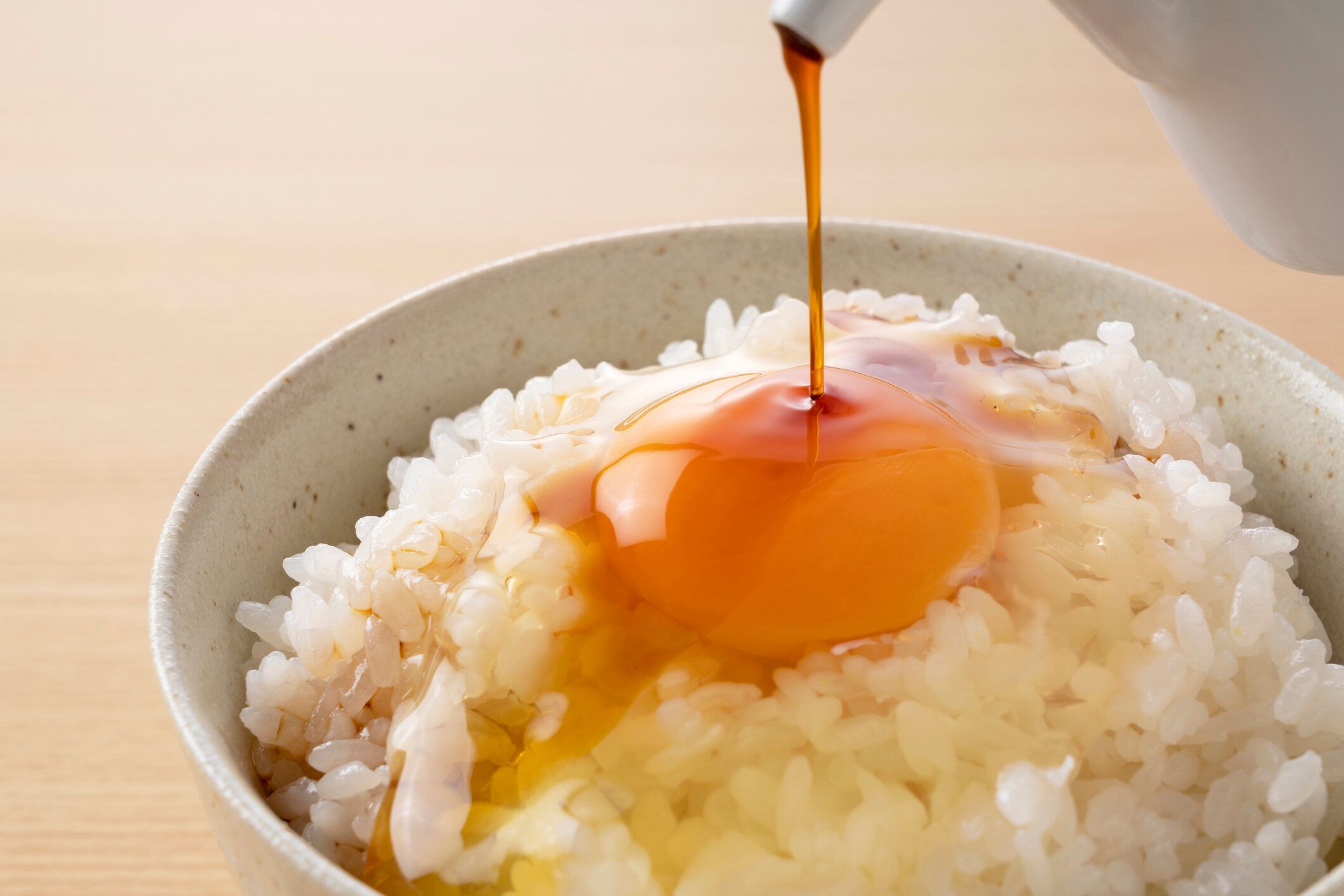 【管理栄養士監修】「卵かけご飯」は太りやすい？気になるカロリーと炭水化物量まとめ