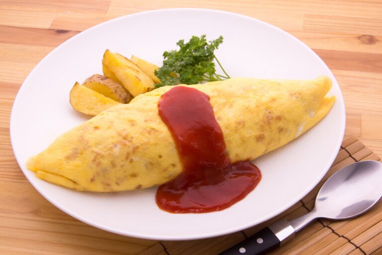 【管理栄養士監修】「オムライス」は太りやすい？気になるカロリーと炭水化物量まとめ