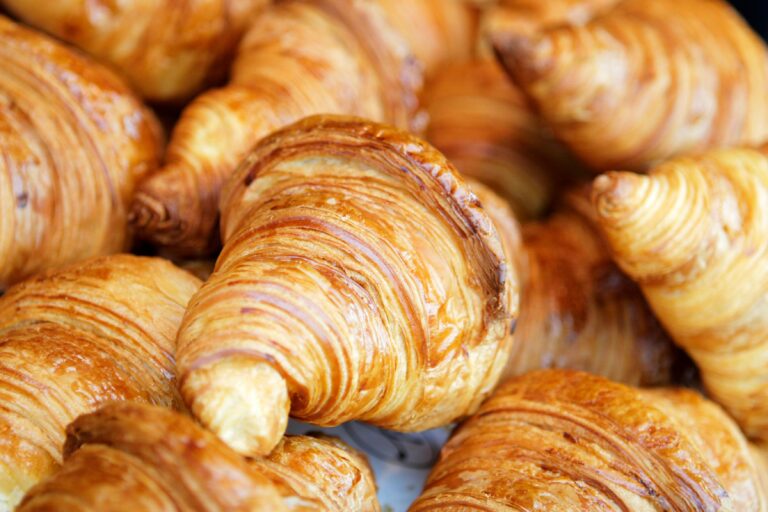 【管理栄養士監修】「クロワッサン」は太りやすい？気になるカロリーと炭水化物量まとめ