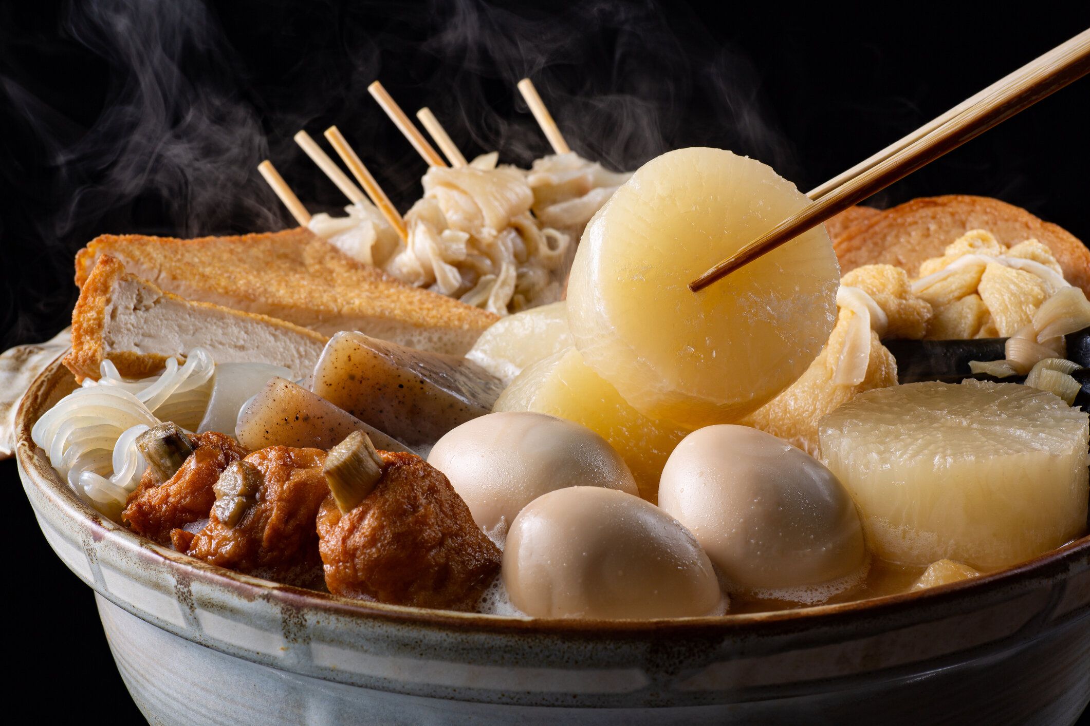 【管理栄養士監修】「おでん」は太りやすい？気になるカロリーと炭水化物量まとめ