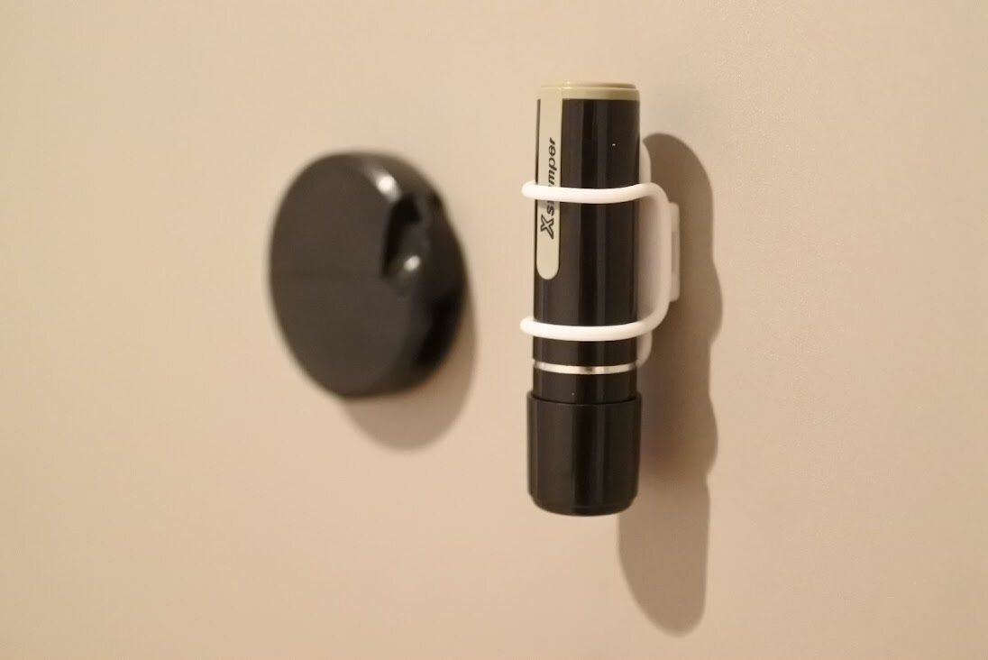 【セリア】こんなの欲しかった!!玄関ドアにくっつくハンコホルダー