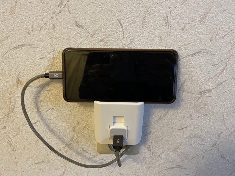 【ダイソー】痒い所に手が届く！スマホ充電のコンセントがスッキリ！