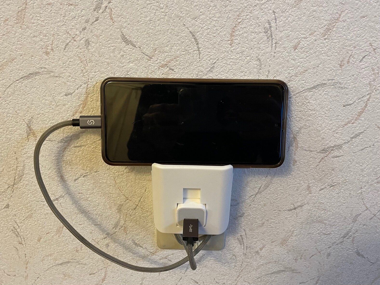 【ダイソー】痒い所に手が届く！スマホ充電のコンセントがスッキリ！