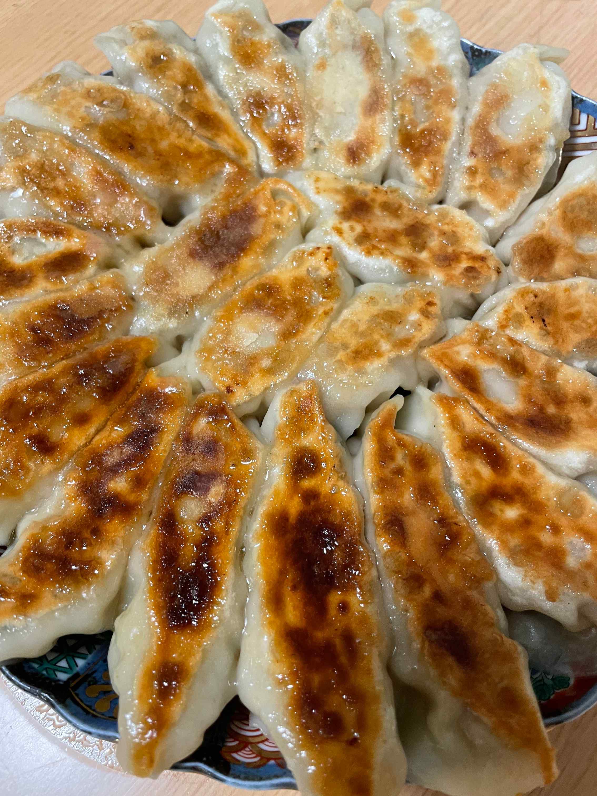 【旬の食材】白菜を使った「カリッとジューシー餃子」！変わり種アレンジダレも紹介