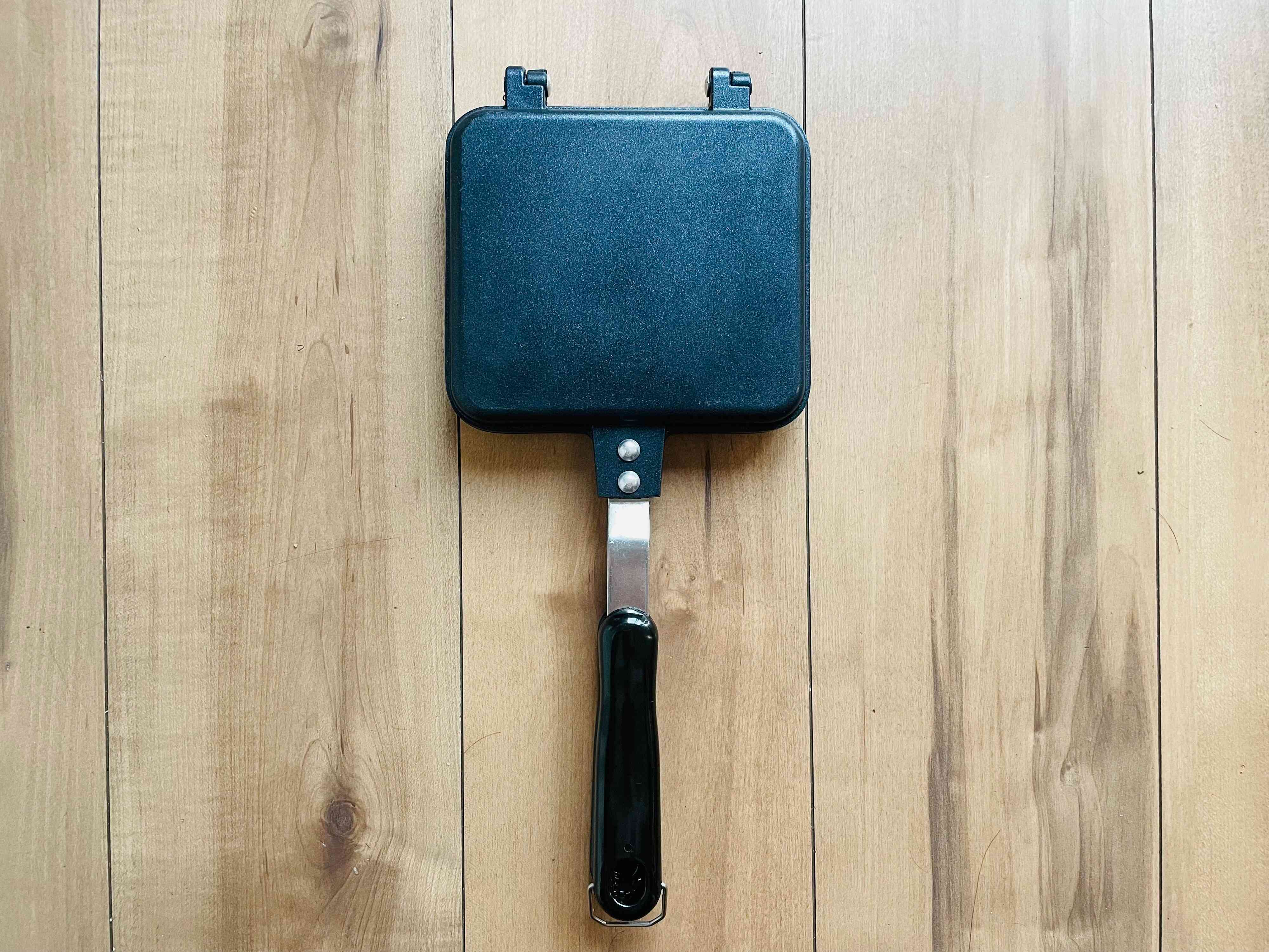 【ダイソー】おうちでキャンプで大活躍！1台は持っておきたい「ホットサンドメーカー」