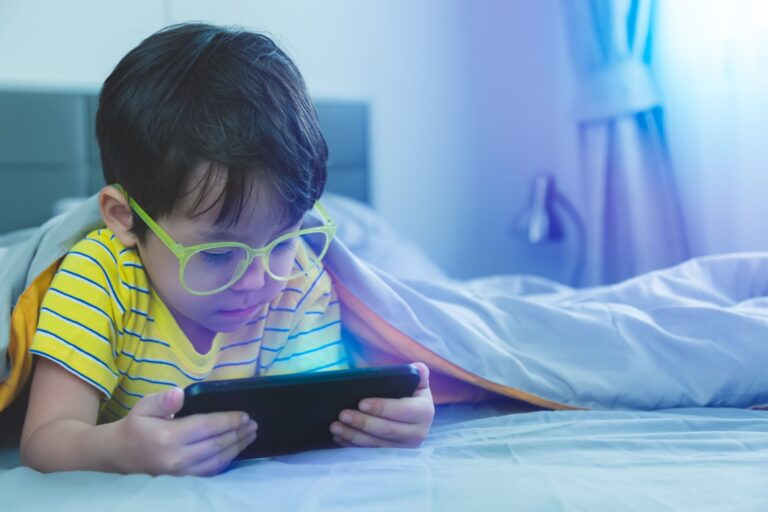 主婦の約8割が心配している「子どものスマホ障害とゲーム依存」。みんなの悩みと対策とは？