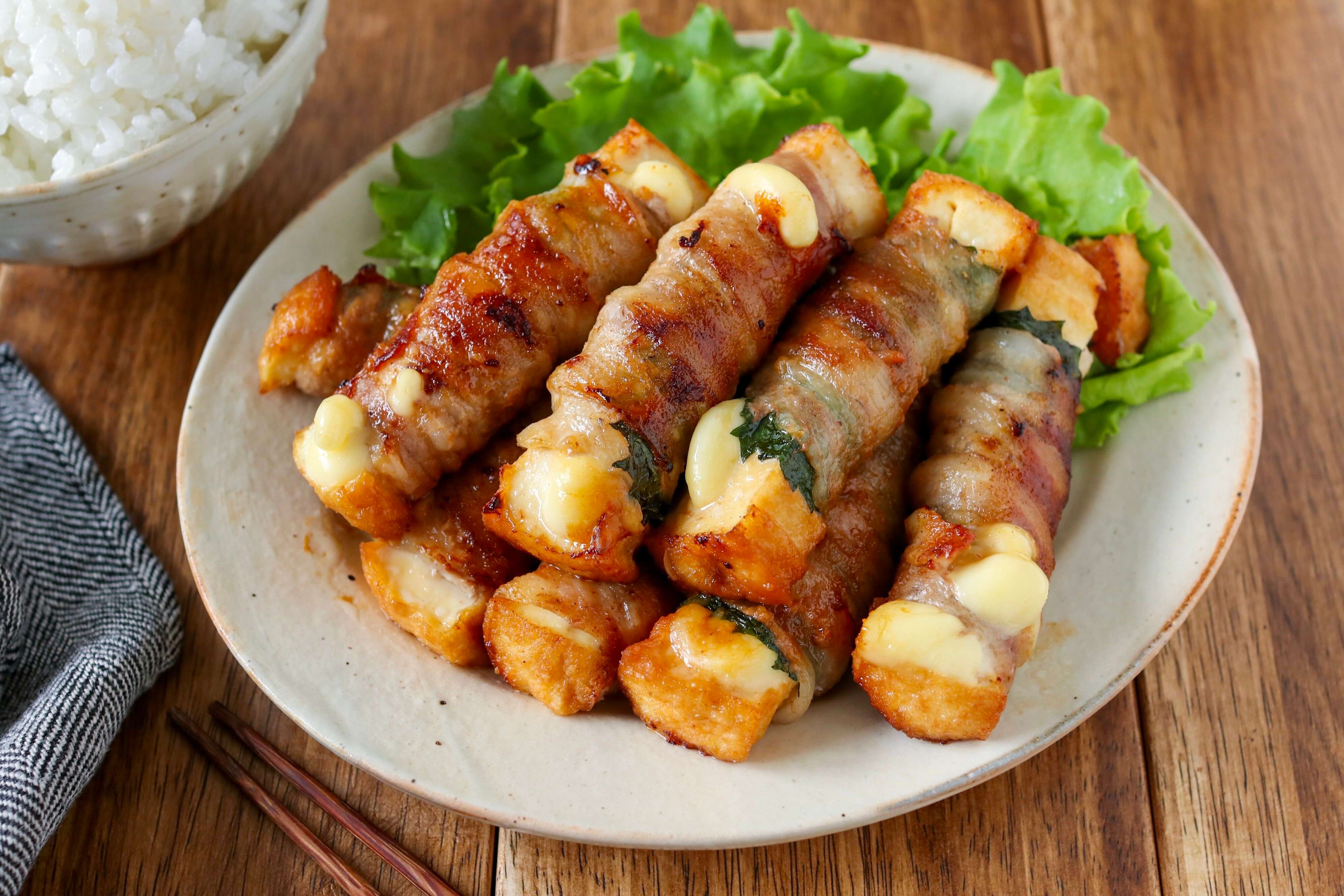 【厚揚げ×肉レシピ】とろ〜りチーズがたまらない！厚揚げチーズの大葉肉巻き